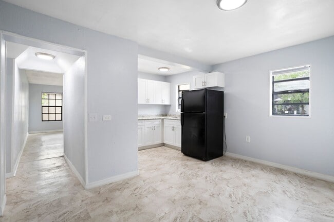 Building Photo - Very large 4bdrm/2bath House, Ready End of February