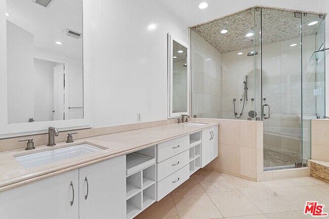 Building Photo - 4510 Tyrone Ave