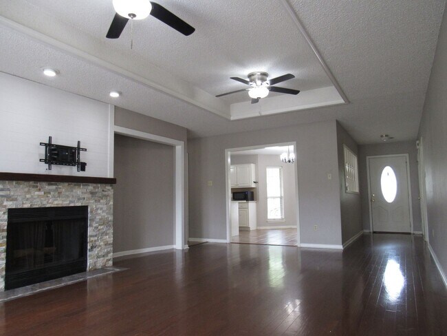 Building Photo - contact Peggy 501 676 1758