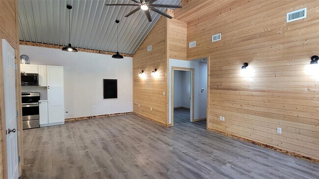 Building Photo - 9420 Greenwood Dr