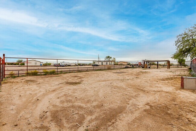Building Photo - 1.25 Acre 5 Bedroom 3 Bathroom Horse Property in Florence!