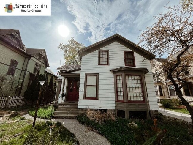 Building Photo - Updated 1 bed 1 bath apartment in Heritage Hill