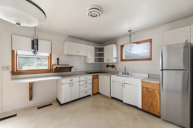 Building Photo - 231 Schilling St