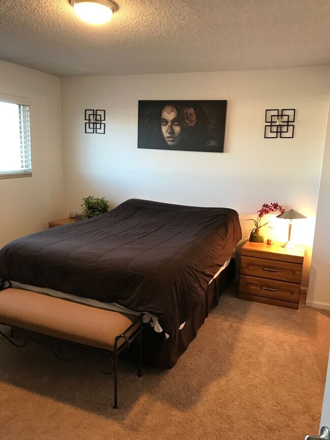 Building Photo - Beautifully Updated Townhome in Prime Loca...