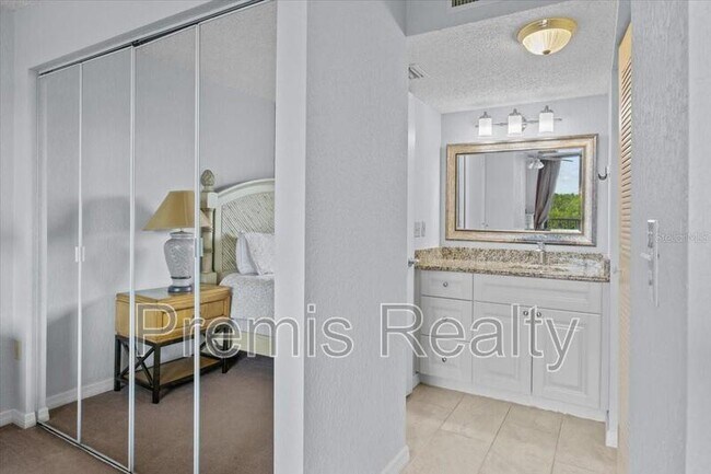 Building Photo - 900 Cove Cay Dr