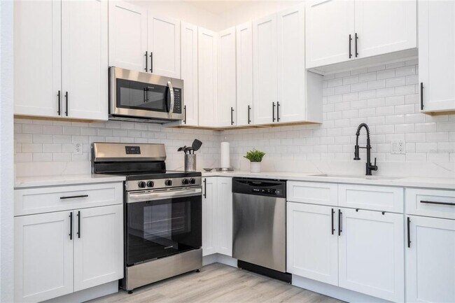 Building Photo - 2433 Caravelle Cir