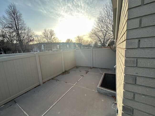 Building Photo - 3 Bedroom 2 Bathroom Condo in West Jordan by the new Temple!