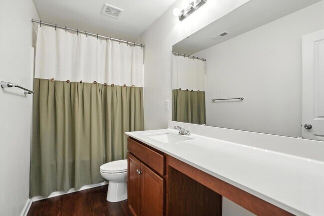 Building Photo - Beautifully Maintained 3-Bedroom Home with...