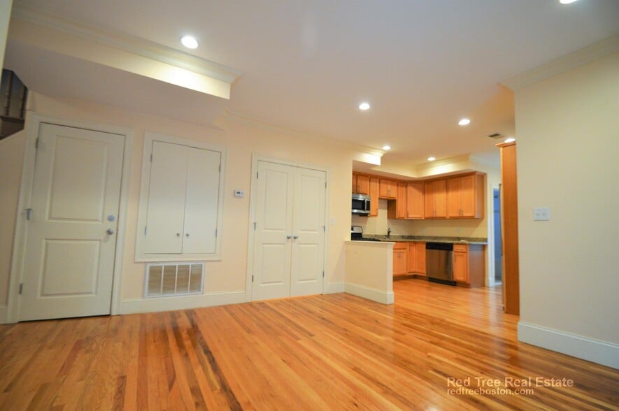 Building Photo - 25 Lothrop St