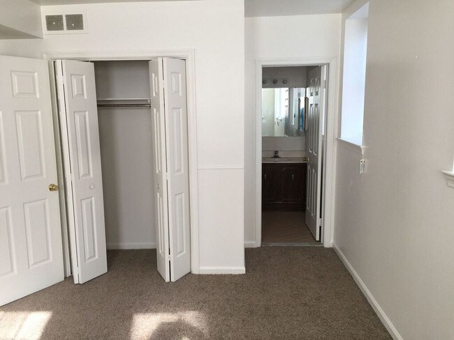 Building Photo - Meeting House Village Apartments