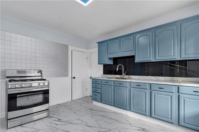 Building Photo - 135 Illinois St