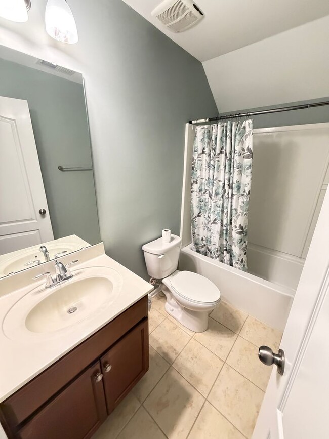 Building Photo - Expansive 5-Bedroom, 3-Story Home in Desirable Harrisburg Neighborhood