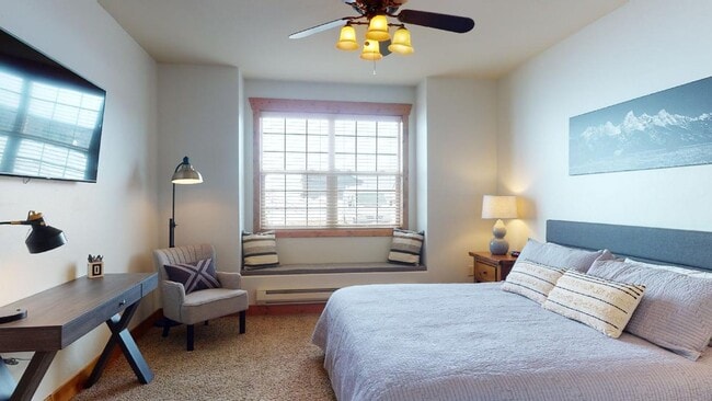 Building Photo - New furnished 3 bedroom 2 bathroom Condo, with optional garage