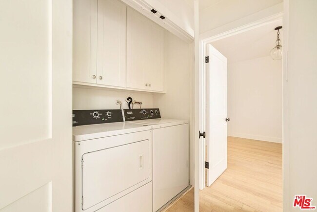 Building Photo - 502 San Vicente Blvd
