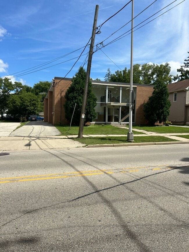 Building Photo - 405 N East Ave