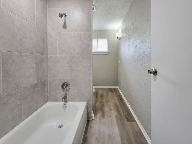 Building Photo - REMODELED 3 BEDROOM LEASE HOME WITH ALL THE UPGRADES THROUGHOUT. COME TAKE A LOOK AT THIS