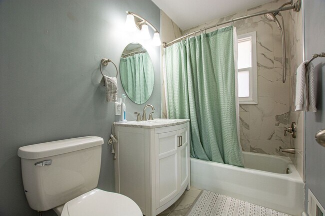 Building Photo - Beautiful 3 Bedroom / 1 Bath Home in Distr...