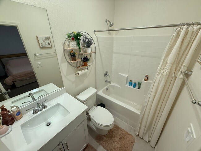 Building Photo - Gated NW community 5Bed