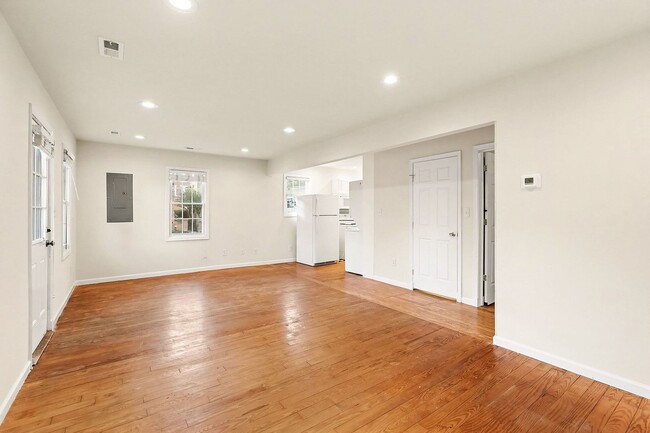 Building Photo - Cozy Cottage in Downtown Fredericksburg