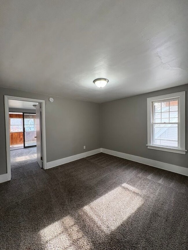 Building Photo - Large 4 bedrooms 1 full bathroom home for rent