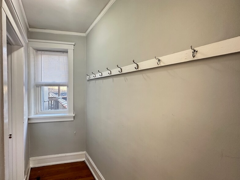 Building Photo - 2306 W Wilson Ave