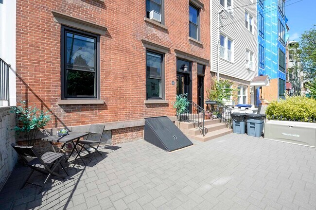 Building Photo - 322 4th St