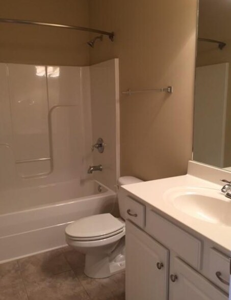 Building Photo - 2 Bed, 2 Bath Condo with Tandem Garage