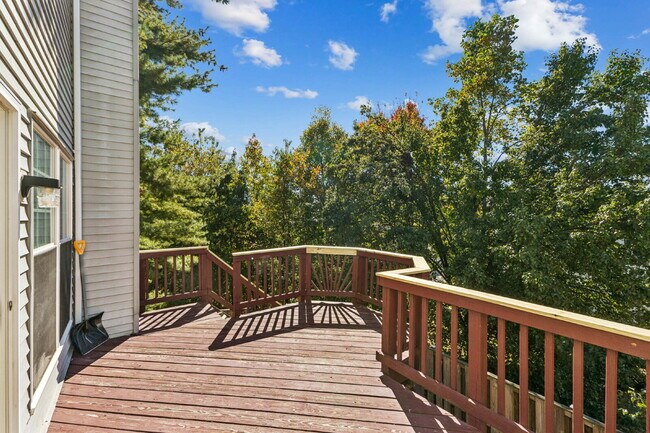 Building Photo - Welcome to this bright and beautifully maintained end-unit townhome in the desirable River Oaks c...