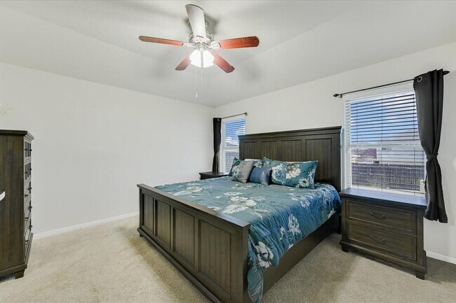 Building Photo - 725 Pinnacle Dr