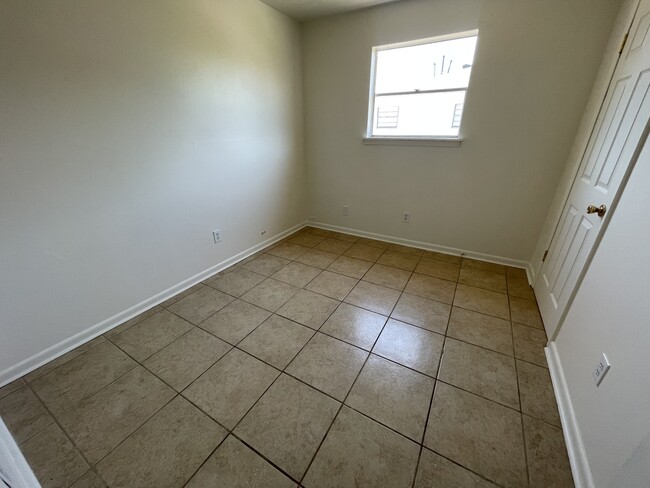 Building Photo - 2429 Octavia Dr
