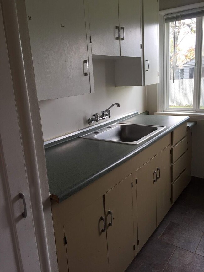 Building Photo - 1bed w/hardwoods, extra storage onsite, co...