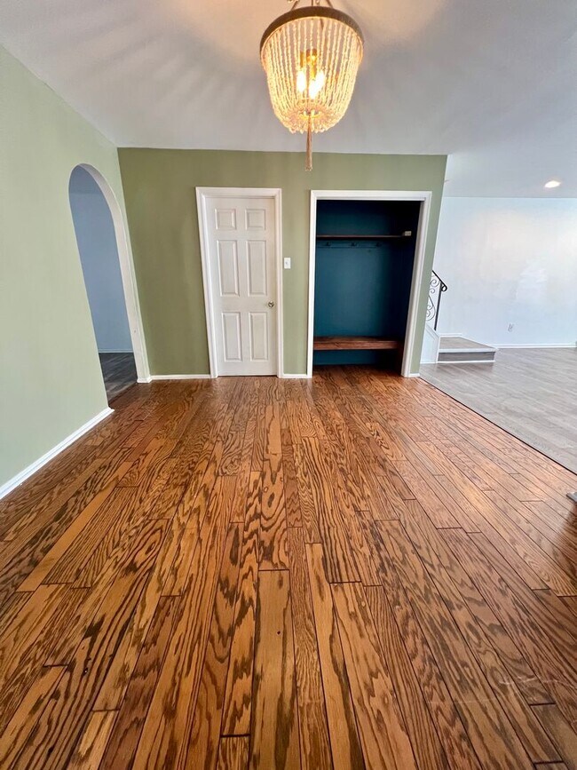 Building Photo - Gorgeous 3-Bedroom Home with Finished Basement in Havertown! Available NOW!