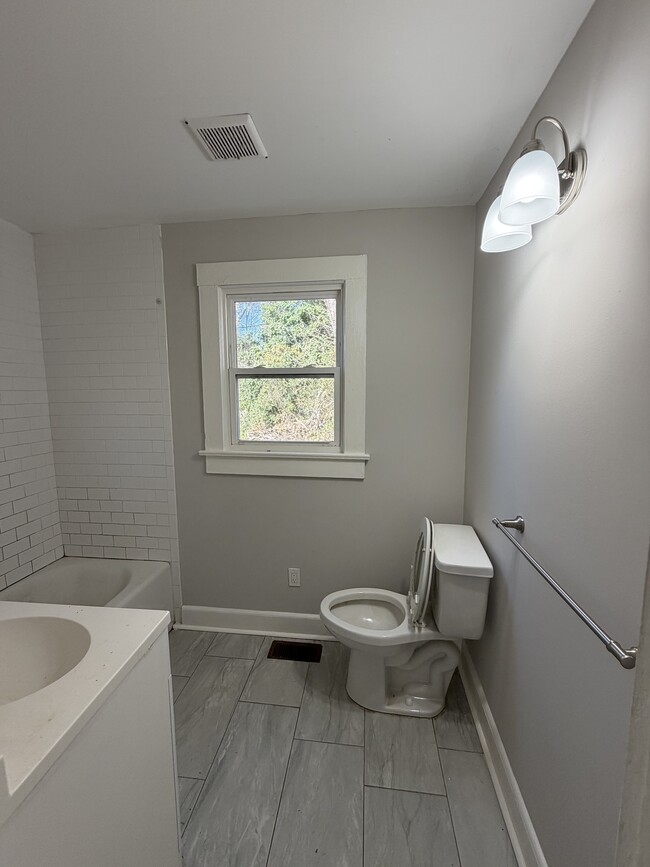 Building Photo - 530 N Mulberry St