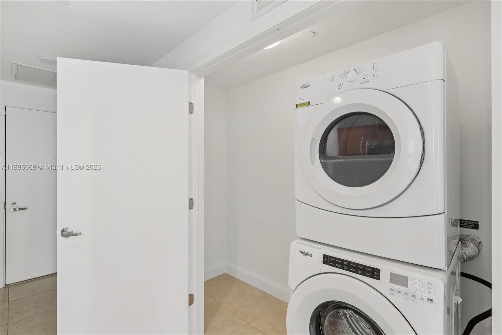 Building Photo - 1060 Brickell Ave