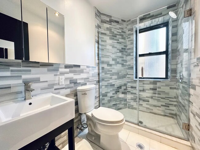 Building Photo - Private Bedroom in a 4 bedroom / 2 bathroo...