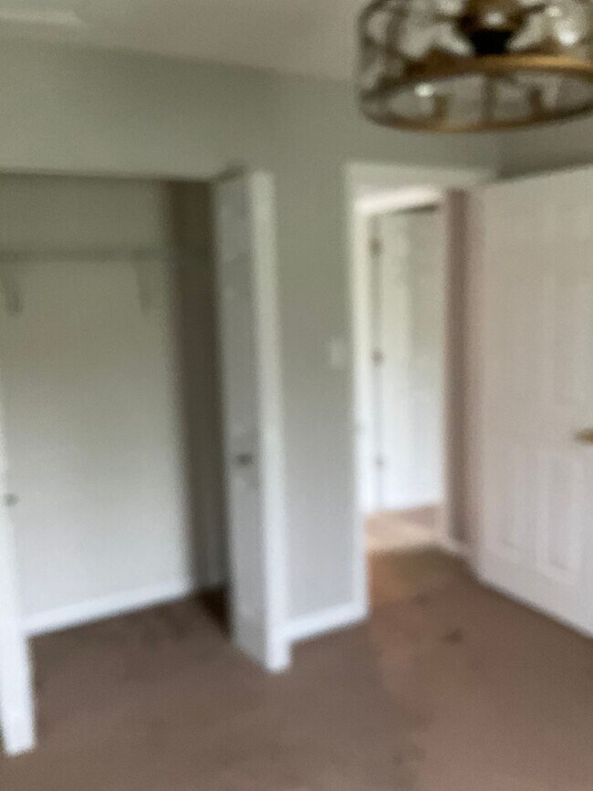 Building Photo - Large 3 Bedroom 2.5 bath townhome with additional finished room.