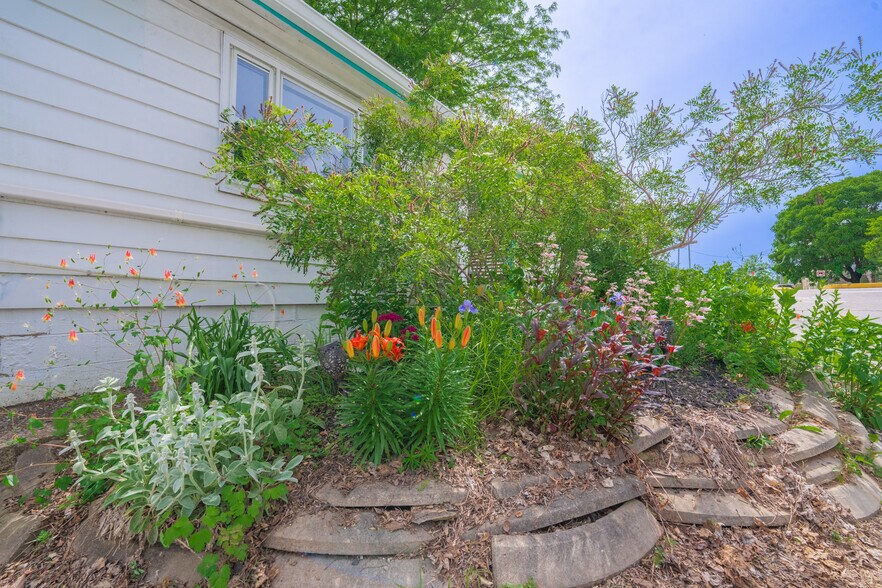 Building Photo - 1101 S Rogers St