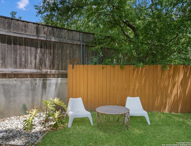 Building Photo - Adorable home 2/2 In Mancke Park