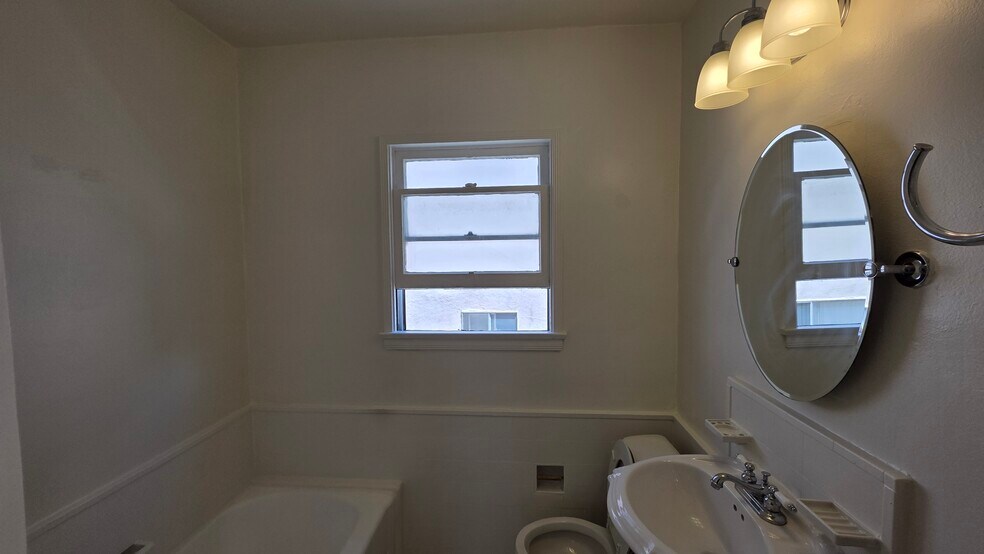 Building Photo - 455 N Hayworth Ave