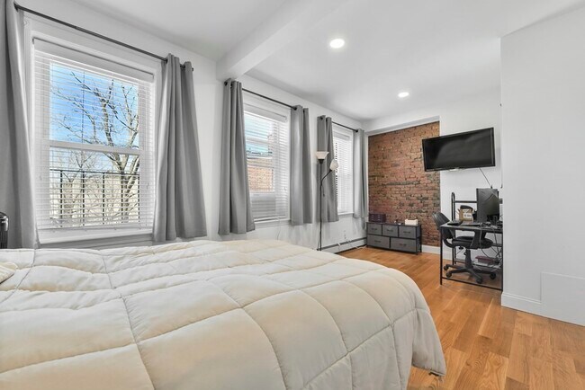 Building Photo - 168 F St
