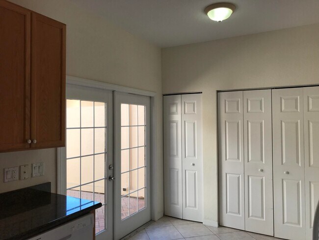 Building Photo - 141 E Thatch Palm Cir