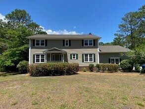 Building Photo - Welcome to this stunning fully furnished 4 bedroom, 3 bathroom house in the heart of Wilmington, NC.