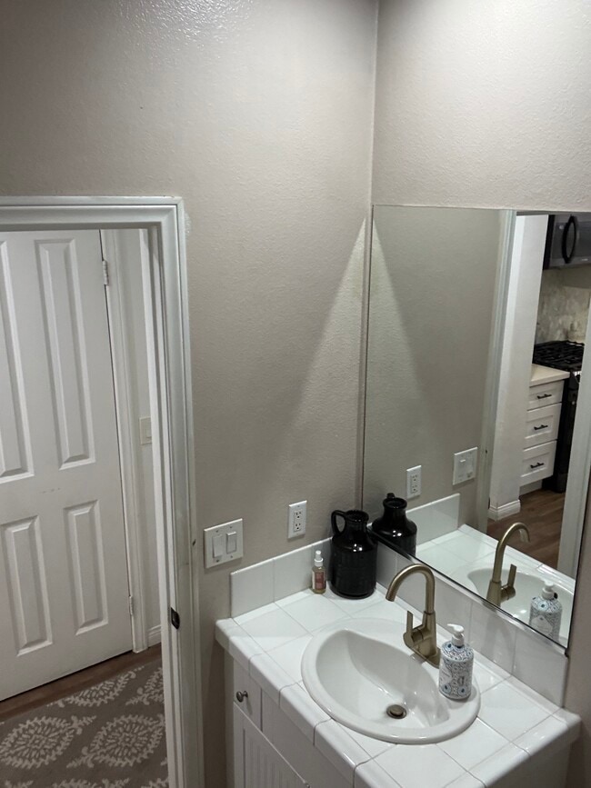 Building Photo - 8432 Weatherwood St