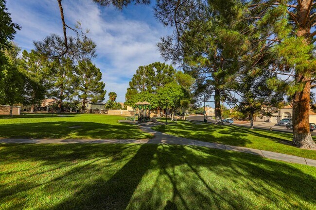 Building Photo - 3 Bed, 2.5 Bath Henderson Beauty