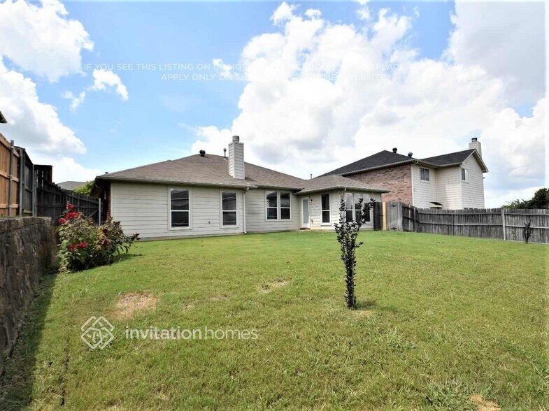 Building Photo - 905 Hidden Oaks Dr