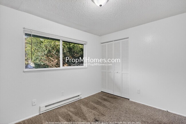 Building Photo - Three Bedroom Home in NE!