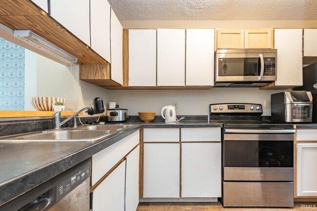 Building Photo - 2457 S Burberry Ln