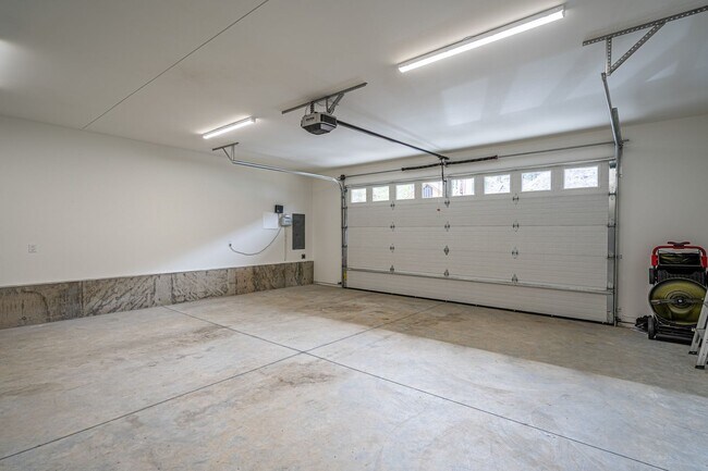 Building Photo - Newer Construction! 3 bed/2.5 bath, double garage, central heat/air, VIEWS!