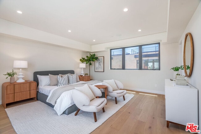 Building Photo - 1859 Barry Ave