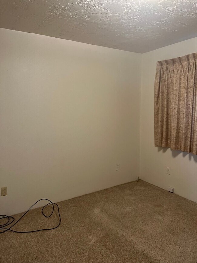 Building Photo - 3 bed / 2 bath house